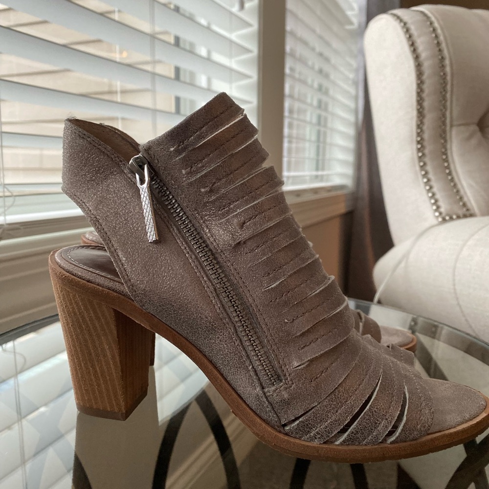 Donald J. Pliner Ladies Sandals